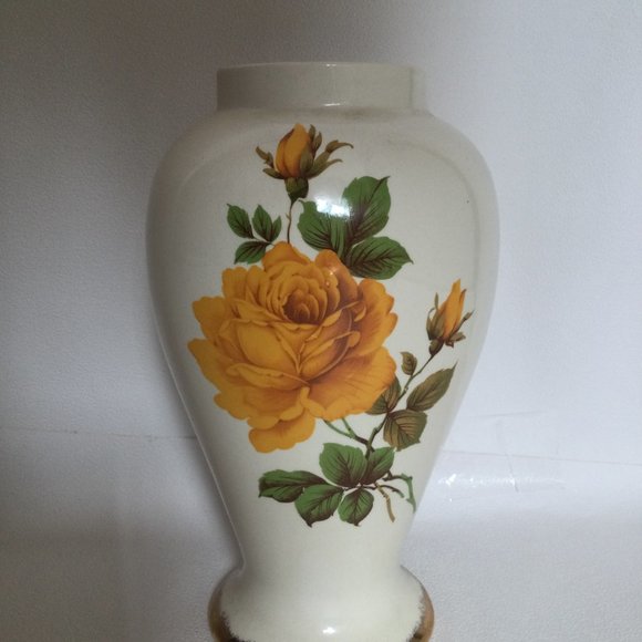 Beautiful Vase with yellow Rose flower 9.5" tall gold gilded bottom rim - Picture 3 of 6